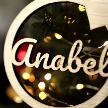 Detalle del Adorno de Navidad con motivo corazón Personalizado en color madera claro