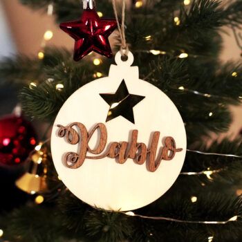 Adorno de Navidad con motivo estrella Personalizado con acabado en madera clara y nombre en madera oscura
