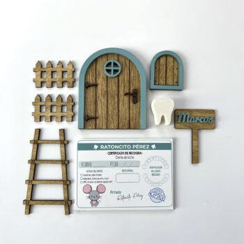 Agunos de los accesorios que van incluidos con la puerta Ratoncito Pérez personalizada color tuquesa