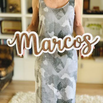 Detalle de nombre personalizado bicolor acabado madera con fondo blanco y nombre en madera oscuro