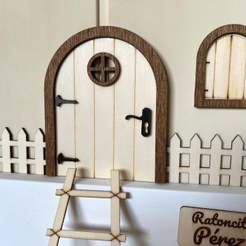 Detalle de la puerta y la ventana de la Puerta Ratoncito Pérez Álamo