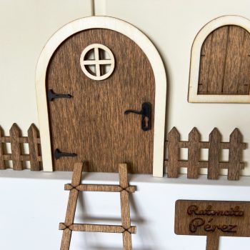 Detalle de la puerta y la ventana de la Puerta Ratoncito Pérez nogal