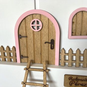 Puerta ratoncito Pérez roble rosa en su packaging original con todos sus accesorios
