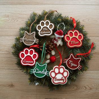 Grupo de bolas de Navidad Personalizada en relieve para mascotas sobre motivo navideño con distintas formas y colores